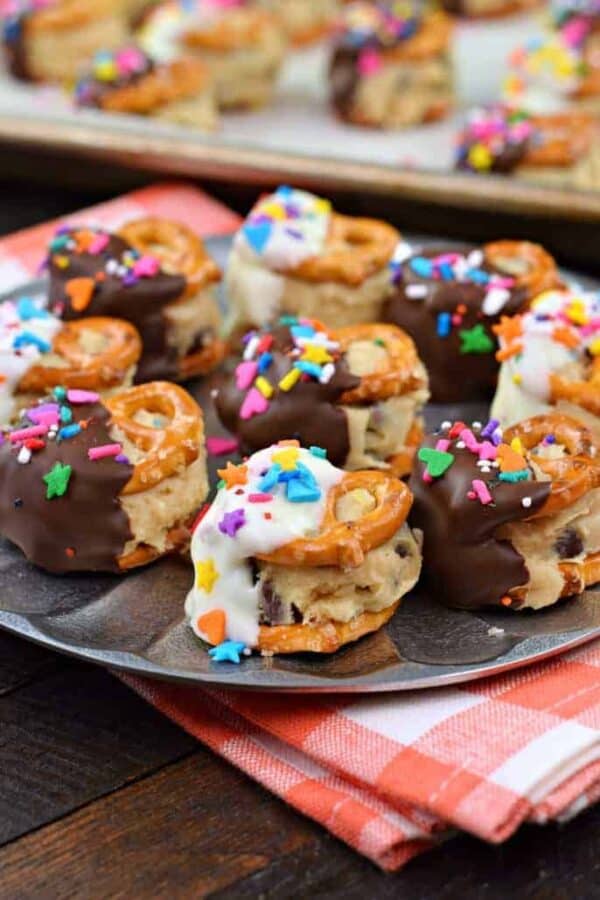 Chocolate Chip Cookie Dough Pretzel Bites #nobake #cookiedough #chocolatechip #dessertrecipes chocolate chip, cookie dough, pretzel, bites, no bake, dessert, chocolate, sprinkles, pretzels, cookie,