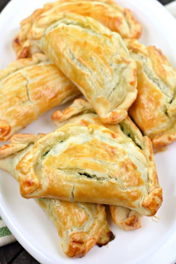 Flaky pie crust filled with fresh spinach, garlic, and ricotta cheese. These Spinach and Cheese Empanadas are an easy dinner or appetizer recipe, and best served with fresh Chimichurri sauce! Baked Spinach and Cheese Empanadas