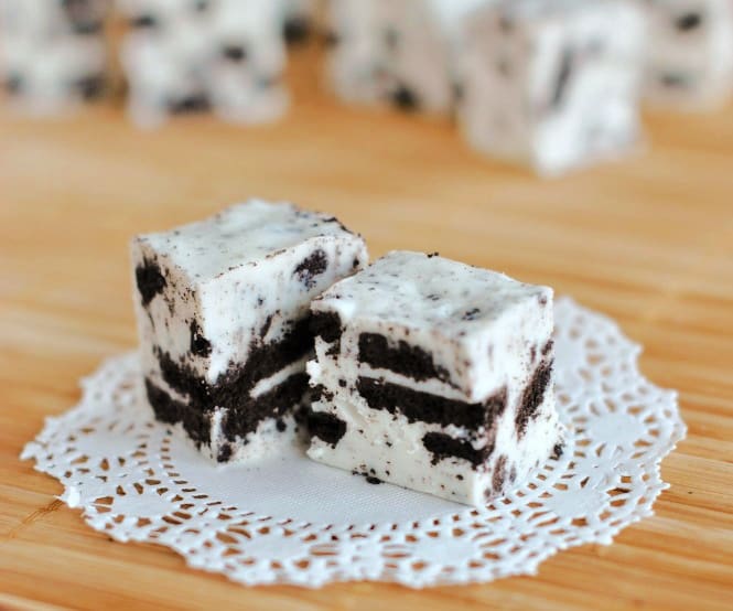 Two pieces of oreo fudge on a white doily.