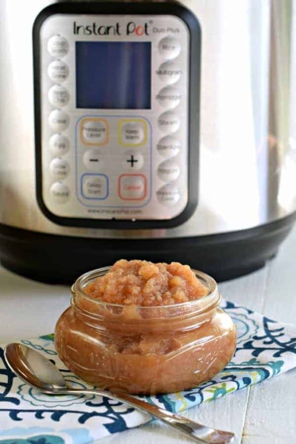 Looking for a fresh bowl of homemade applesauce for dinner tonight? This Instant Pot Applesauce recipe is super quick and easy!