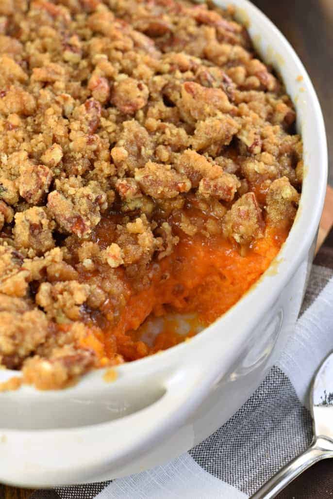 Piastra da forno bianca con purè di patate dolci e croccante streusel topping. manca una pallina.