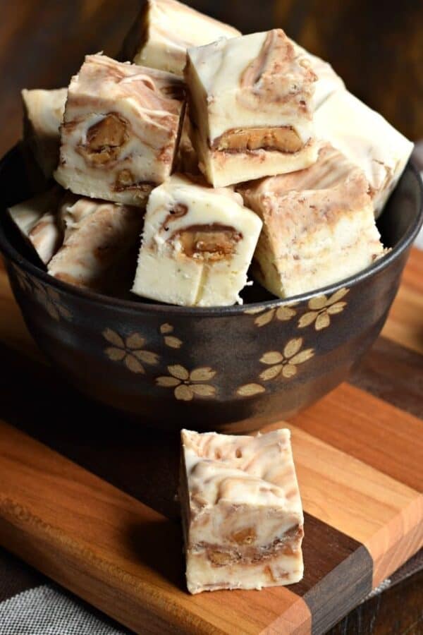 Vanilla Toffee crunch fudge: bits of toffee candy in vanilla bean fudge. Perfect for holidays #christmascandy