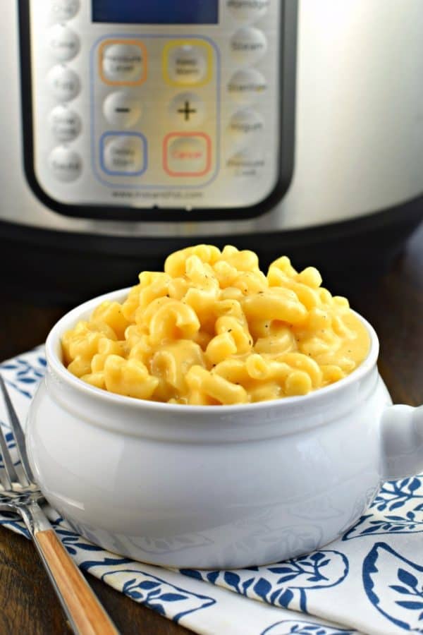 Instant Pot Mac and Cheese Recipe: creamy, delicious, ready in 10 minutes! #pressurecooker #instantpot #macaroni #cheese