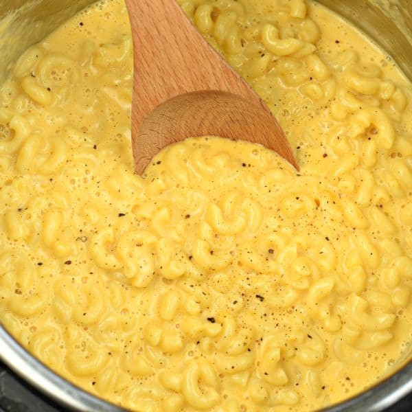 Instant Pot Mac and Cheese Recipe: creamy, delicious, ready in 10 minutes! #pressurecooker #instantpot #macaroni #cheese