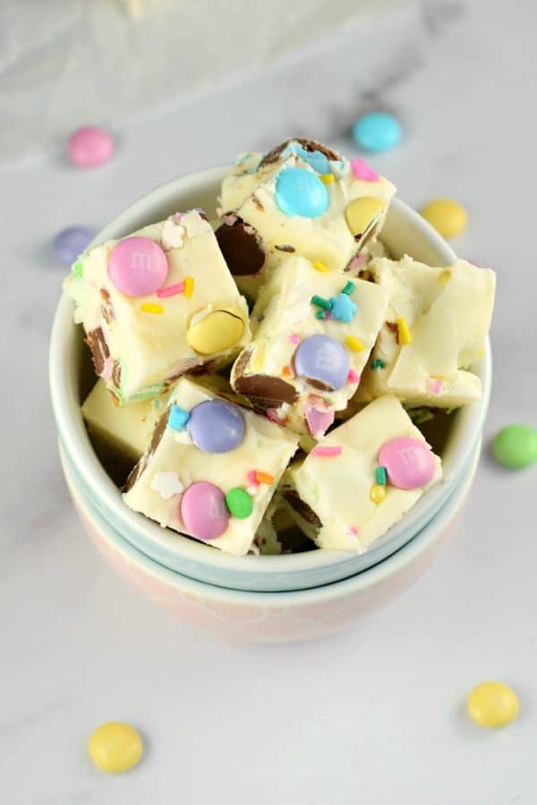 No matter the Spring holiday, this easy Easter Fudge recipe is perfect. Vanilla Fudge with pastel candies and sprinkles! #spring #holiday #easter #fudge #homemadecandy