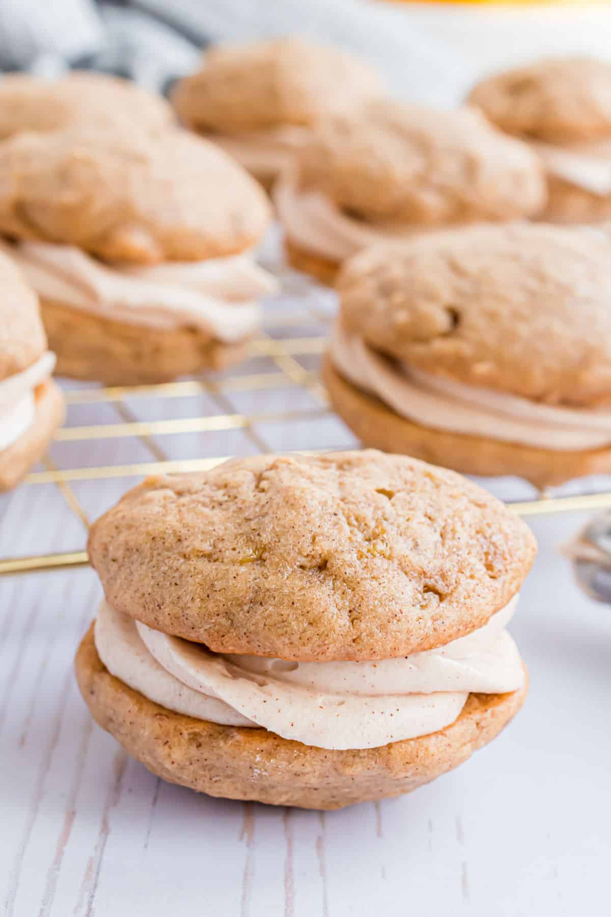 Banana whoopie pies with cinnamon frosting between cookies.