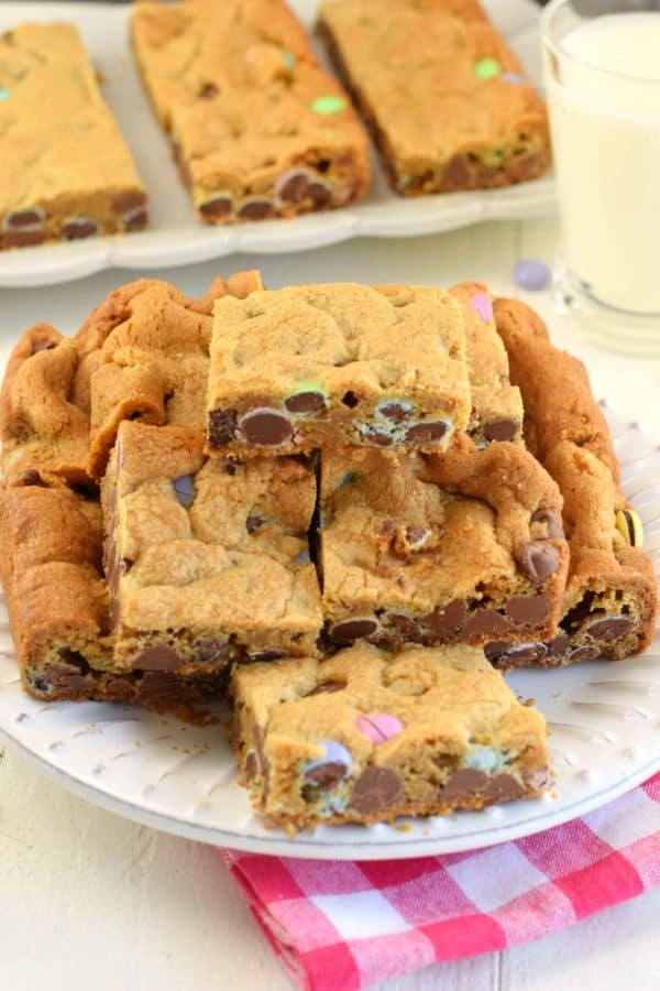 Soft and chewy M&M's Cookie Bars. Packed with brown sugar and chocolate, you won't be able to resist these cookie bars! #cookiebars