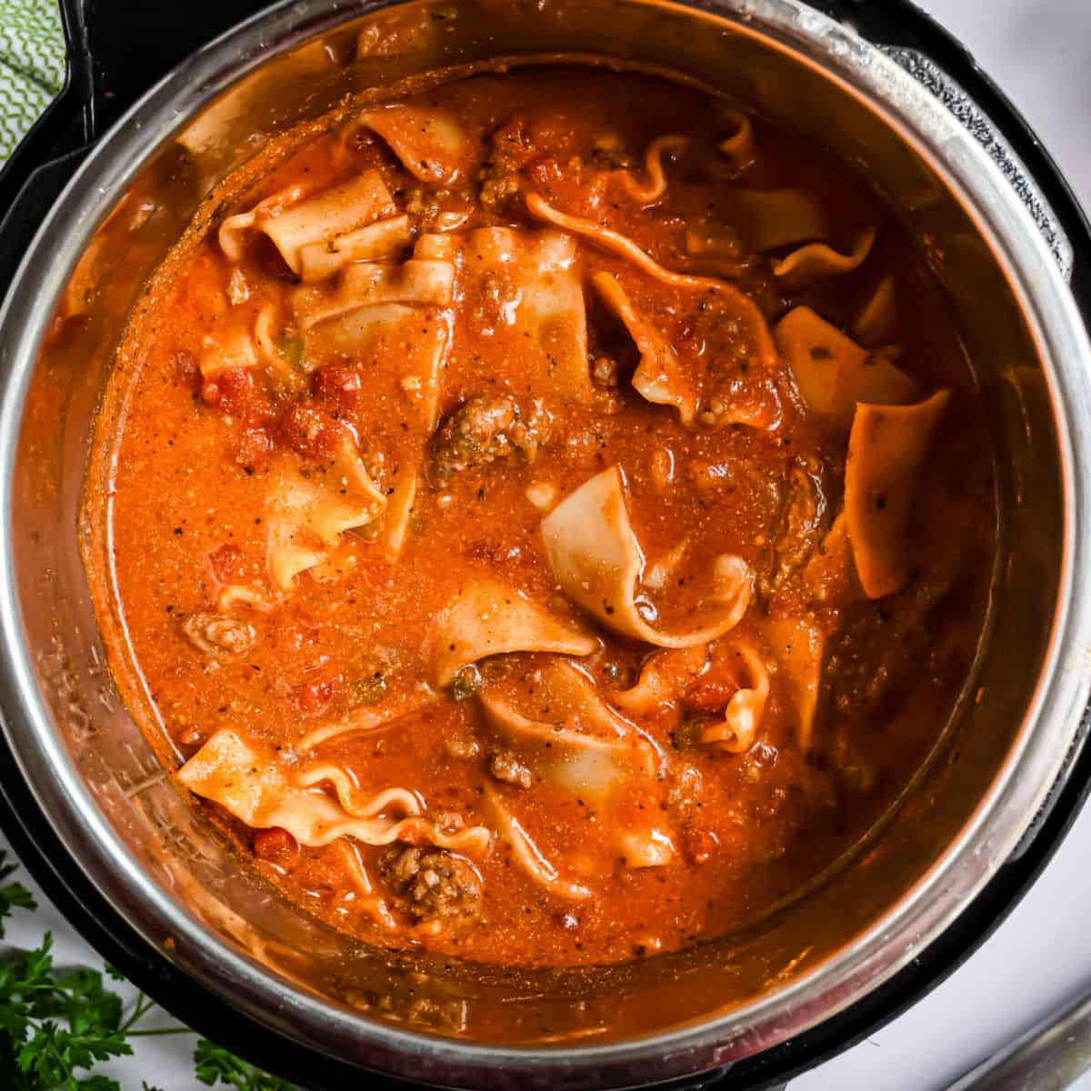 A comfort food that comes together quickly? This hearty Instant Pot Lasagna Soup recipe is packed with all the classic flavors without the work!