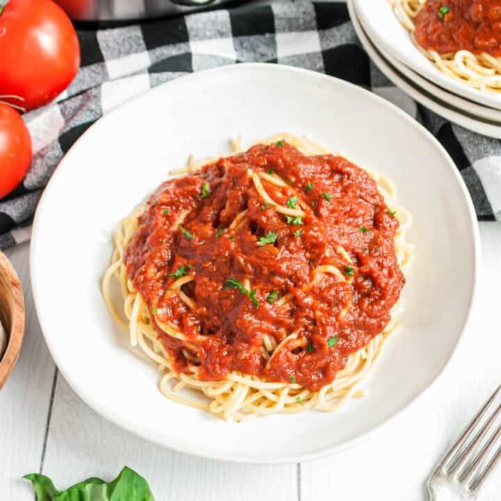 Slow Cooker Spaghetti Sauce with Garlic Knots