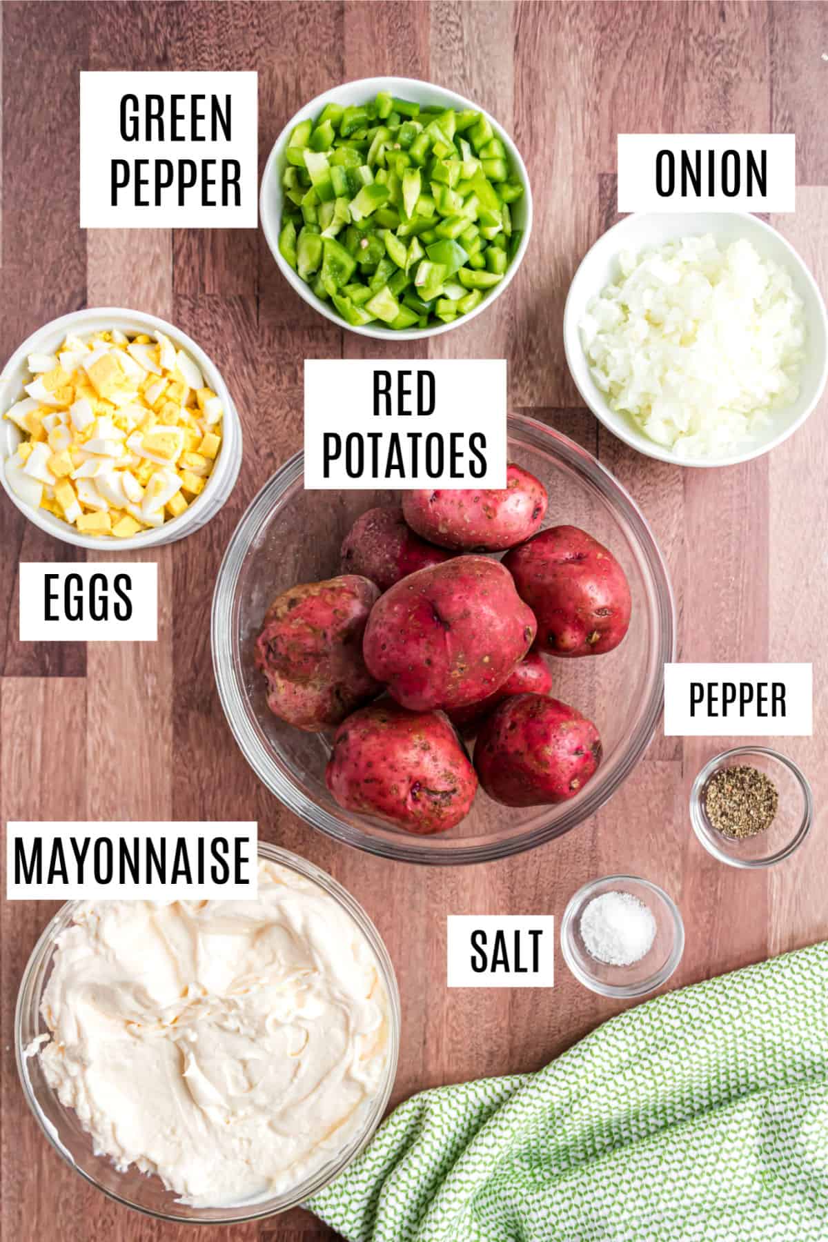 Ingrédients nécessaires à la recette de salade de pommes de terre.
