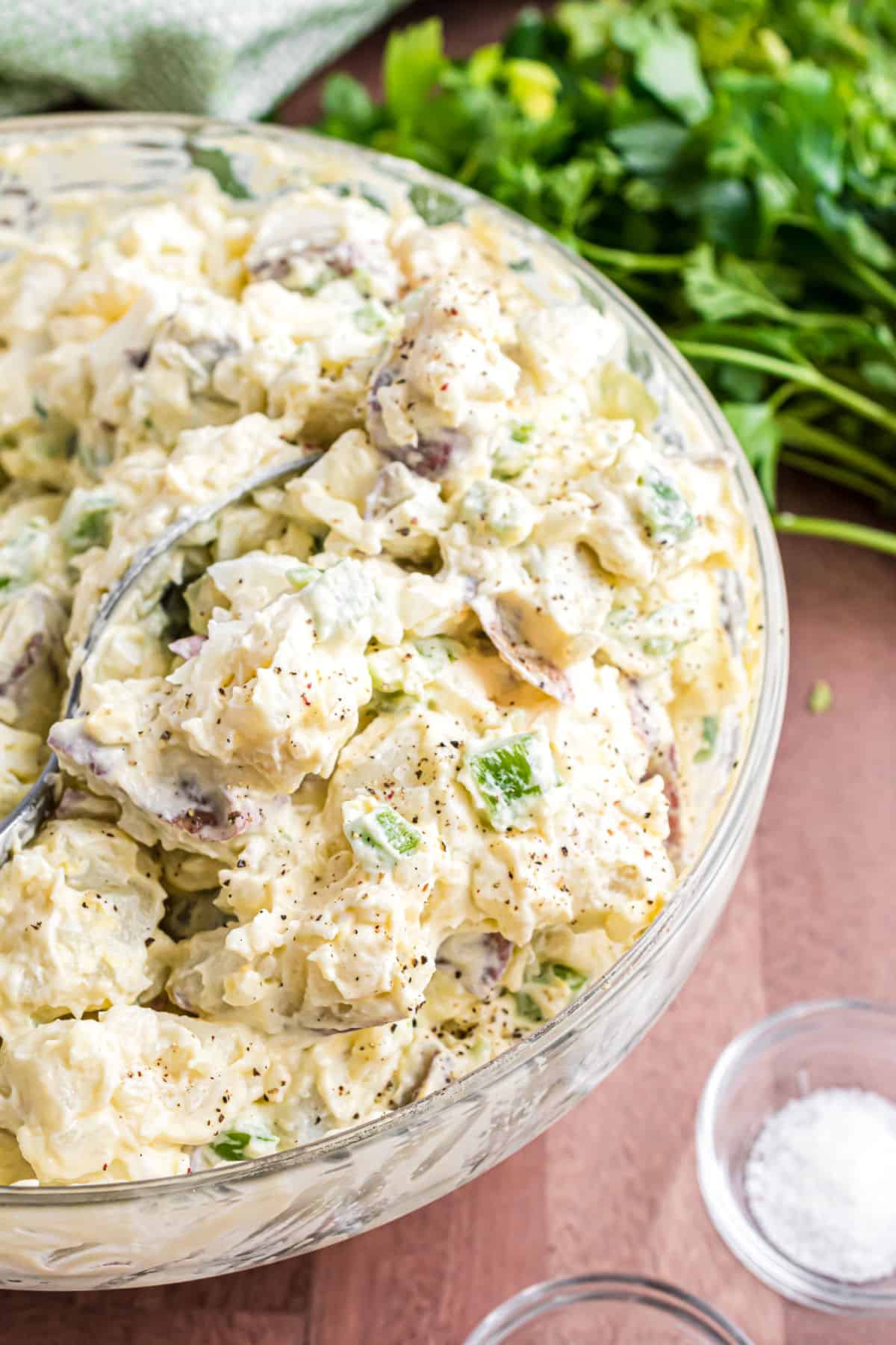 Salade de pommes de terre avec œufs et mayonnaise dans un bol pour servir.