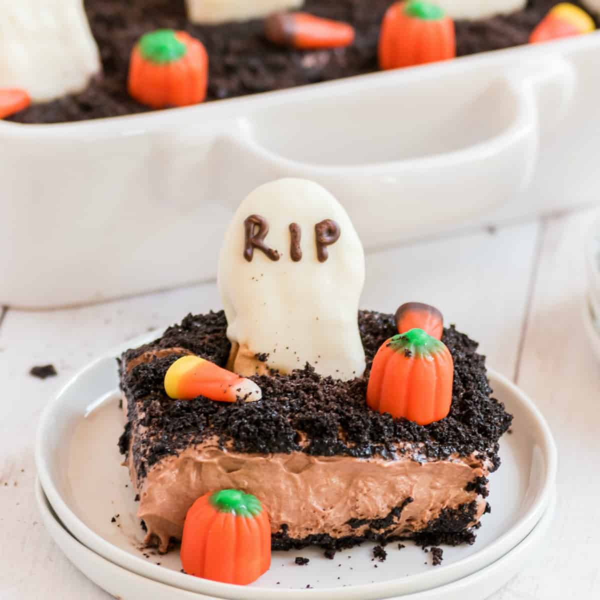 Halloween Dirt Cake Recipe {Graveyard} - Shugary Sweets