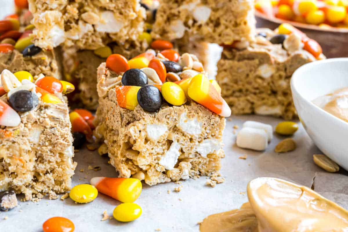 Peanut butter candy corn krispie treats topped with peanut butter candies, marshmallows, and candy corn make for a festive and delicious snack.