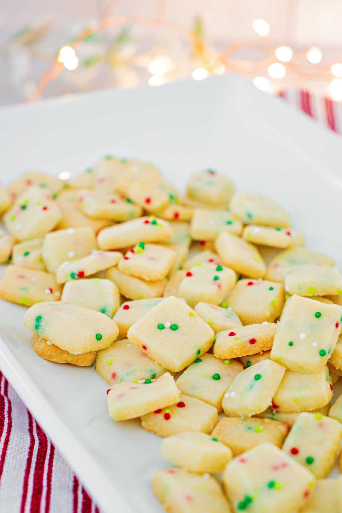 Mordidas de biscoitos de Natal com salpicos de Natal.
