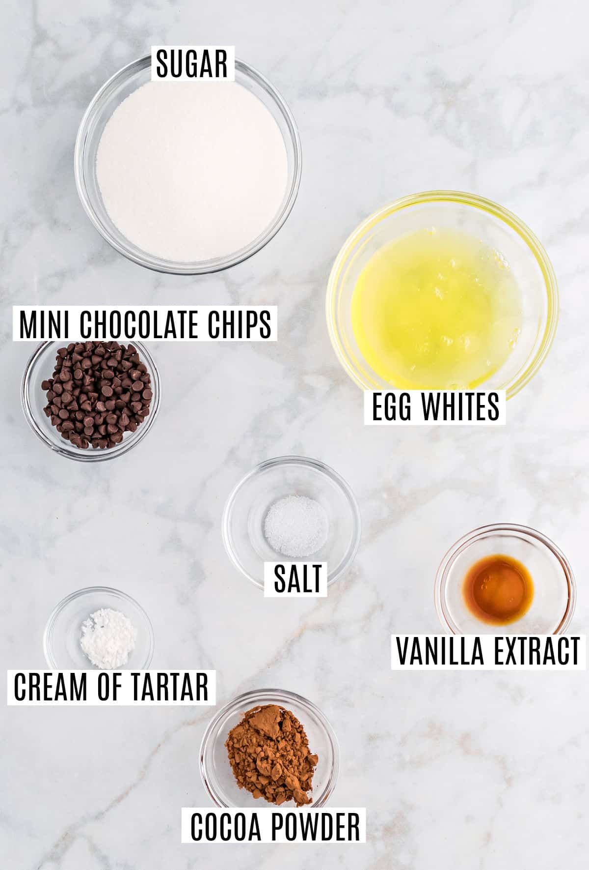 Ingredienti necessari per fare i biscotti alla meringa al cioccolato.