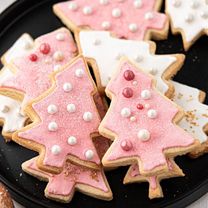 There’s truly nothing more festive and cheery than these melt-in-your-mouth Christmas Tree Sugar Cookies. Make it an occasion by decorating them with loved ones, and in under 2 hours, you’re sure to become Santa’s favorite stop! 