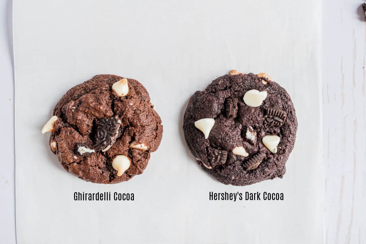 Comparaison photo of dark cocoa powder and regular cookie powder in a chocolate cookie.