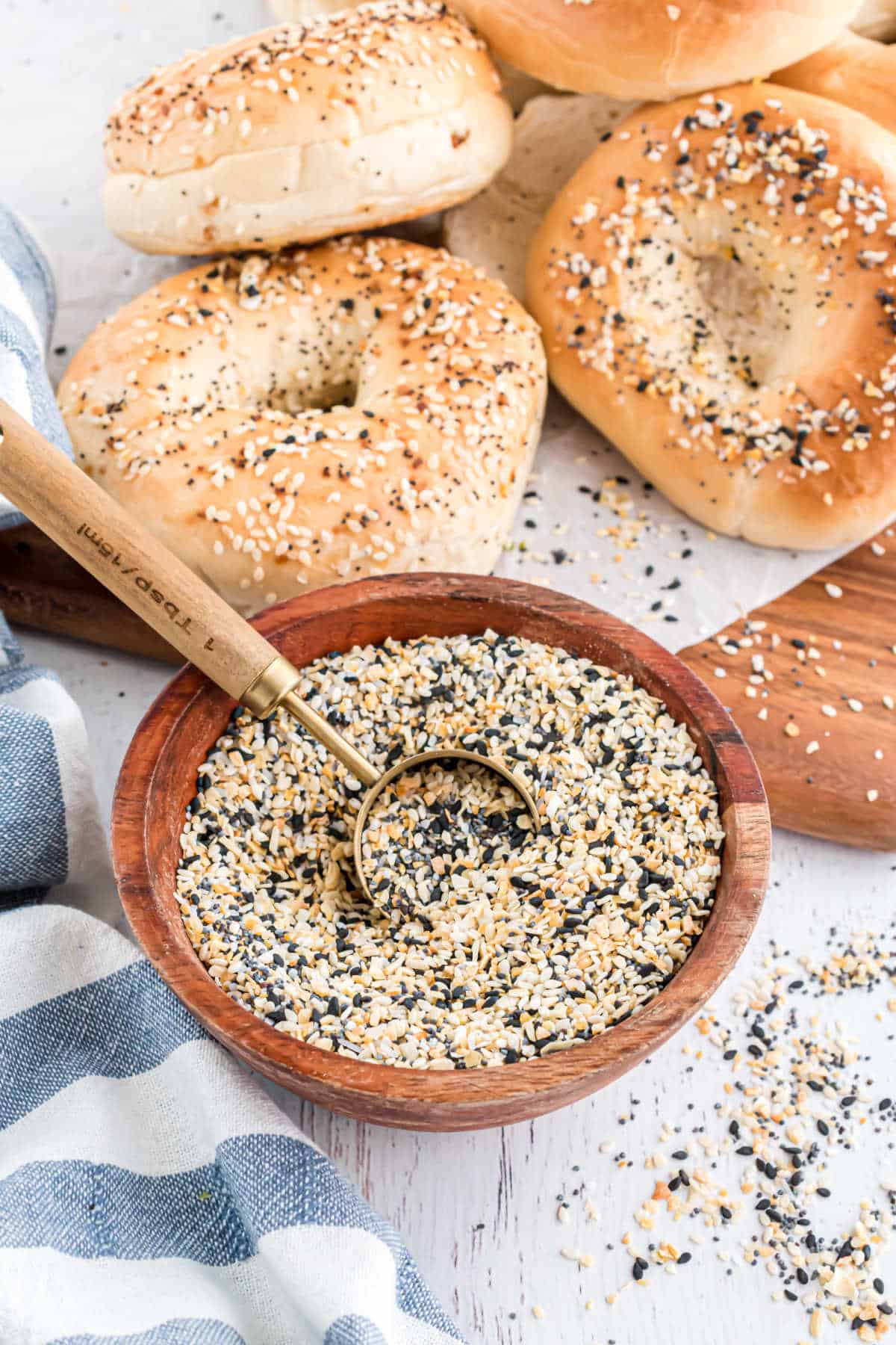 Everything bagel mix in a bowl with bagels.