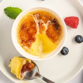 Rich and elegant, Creme Brulee is a crowd-pleasing dessert. A crunchy caramelized sugar topping with a silky vanilla custard and only 6 ingredients. 